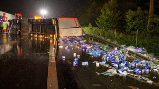 LKW kippt auf A3 bei Niedernhausen um - Waschmittel auf der Autobahn