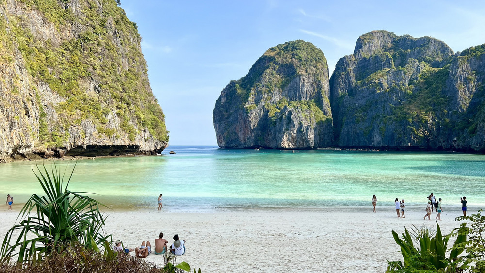 Die weltberühmte Maya Bay in Thailand. Die Nachfrage nach Fernreisen ist besonders stark gestiegen, heißt es vom Reisekonzern DER Touristik. 