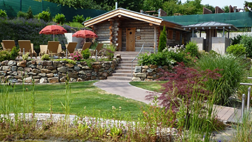Wellness in Walluf: Eine Blockhaus-Sauna von außen in der Sauna Wohlfühl-Oase "laVita"