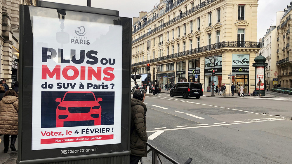 Auf einer Werbetafel informiert die Stadt Paris über die Bürgerbefragung zu den erhöhten Parkgebühren für SUV.