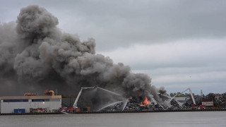 Großbrand auf Schrottplatz in Leer: Löscharbeiten dauern weiter an
