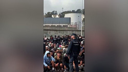 Video zeigt Hunderte Migranten auf dem Weg zu provisorischem Lager in Ceuta