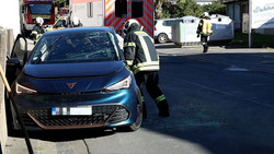 Feuerwehr rettet Mann aus Fahrzeug