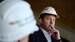 Auf Baustelle und im Gespräch:  SPD-Chef Klingbeil in Region
