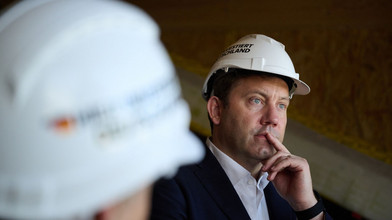 Auf Baustelle und im Gespräch:  SPD-Chef Klingbeil in Region