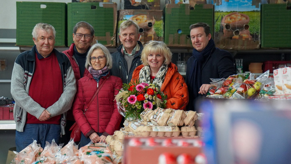 Das Ehepaar Tiyaworabun erhält als Geste des Danks einen Blumenstrauß von Vorsitzendem Günther Fecht, Bürgermeister Matthias Möller und Mitarbeitenden der Tafel.