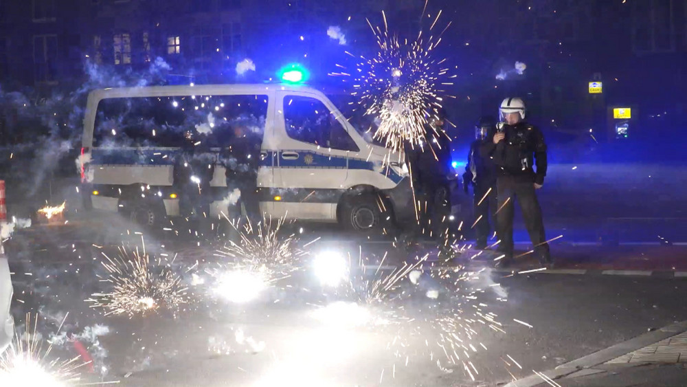 Einsatzkräfte werden immer wieder Ziel von Angriffen. Das Archivbild zeigt Berliner Polizisten in einer Silvesternacht.