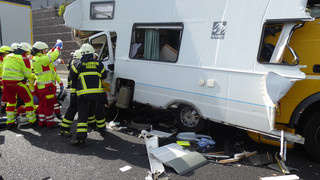 LKW kracht auf A7 bei Kassel in Wohnmobil: Zwei Schwerverletzte