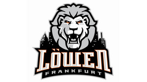 Löwen Frankfurt jubeln nach Verlängerung gegen Nürnberg Ice Tigers