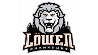 Löwen Frankfurt jubeln nach Verlängerung gegen Nürnberg Ice Tigers