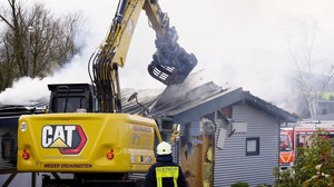 Flammen schießen aus dem Dach: Brennender Imbiss fordert Einsatzkräfte