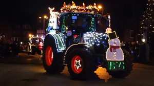 Geschmückte Traktoren für krebskranke Kinder – Spenden für die Universitätsklinik