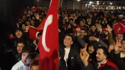 Türkei-Fans feiern WM-Einzug – Korsos, Pyro und Festnahmen