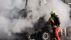Lastwagen geht auf A3 in Flamme auf - Fahrer kann sich retten