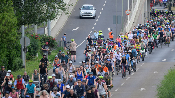 Gegen Ausbau der A5: Tausende bei Fahrrad-Demo in Frankfurt