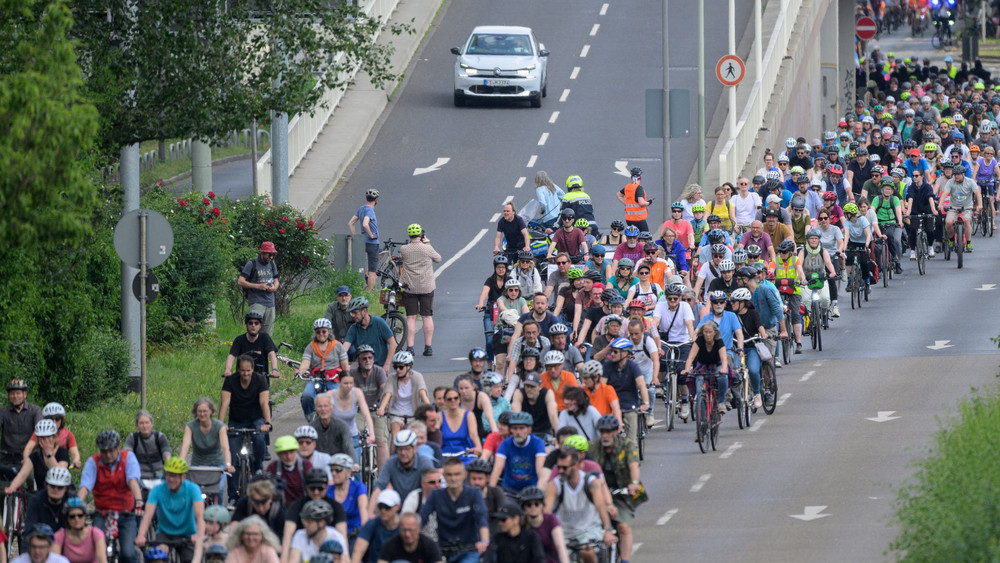 Mehr Fahrstreifen lösen aus Sicht des Bündnisses «Stopp A5-Ausbau» keine Verkehrsprobleme – dafür fuhren sie aus Protest auf Fahrrädern über die Autobahn.