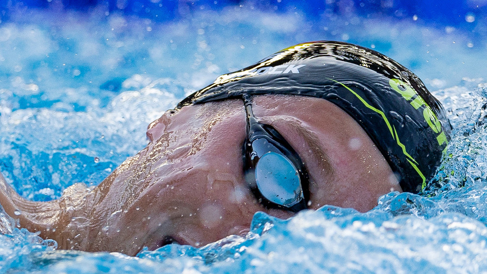 Gold für Florian Wellbrock bei der Schwimm-WM in Japan. Der 25-Jährige siegte im Freiwasserschwimmen im Rennen über 10 Kilometer.