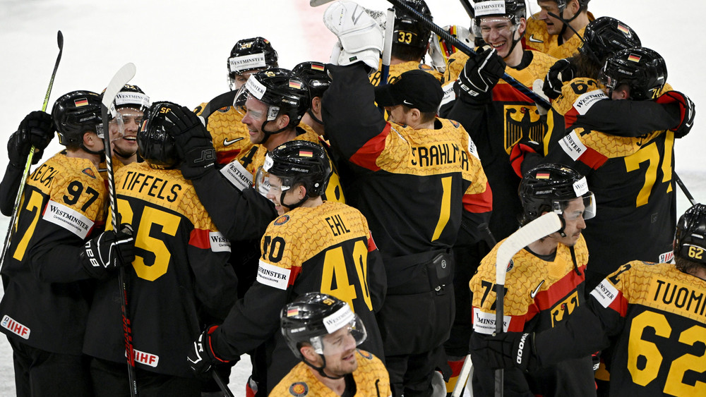 Eishockey: Die Spieler aus Deutschland jubeln nach ihrem Halbfinal-Sieg gegen die USA.