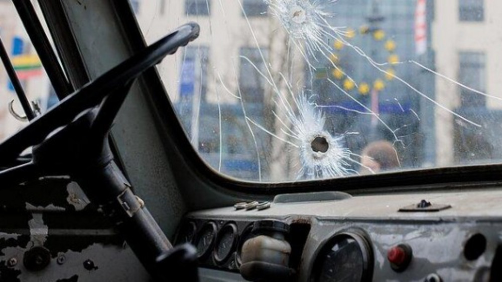 Das Führerhaus des angegriffenen ukrainischen Krankenwagens. Die Windschutzscheibe weist Einschusslöcher auf.