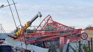 Kran in Koblenz kippt um - Zwei Arbeiter verletzt