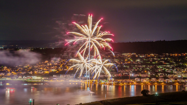 Großes Abschlussfeuerwerk auf der Fähre zwischen Bingen und Rüdesheim