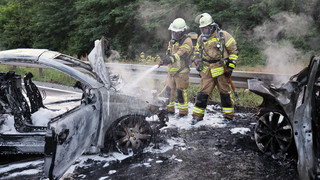 Mutige Helfer befreien Familie: Zwei Autos in Alzenau brennen ab