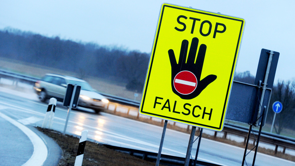 Falschfahrer Geisterfahrer Stop-Schild Symbolbild