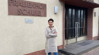 Warum Wachleute eine Schultreppe in Frankfurt sichern