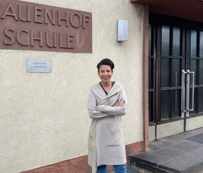 Warum Wachleute eine Schultreppe in Frankfurt sichern