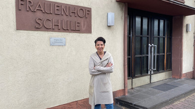 Warum Wachleute eine Schultreppe in Frankfurt bewachen