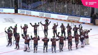So feiern die Eisbären Berlin den Sieg mit ihrenFans