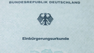 Einbürgerungen in Hessen steigen 2025 erneut stark