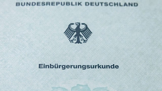 Einbürgerungen in Hessen steigen 2025 erneut stark