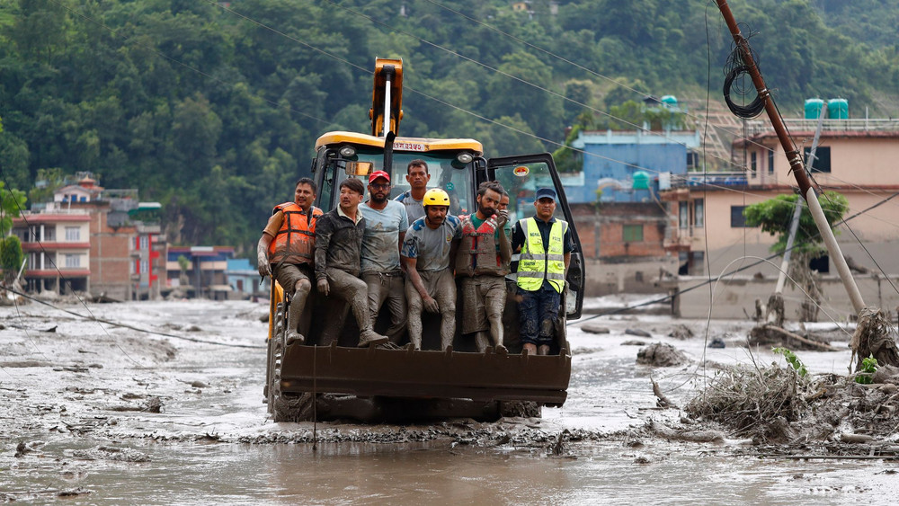 Sturzflut an Grenze zwischen China und Nepal