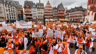 Warnstreik an kommunalen Kliniken in Hessen - Tausende bei Kundgebung