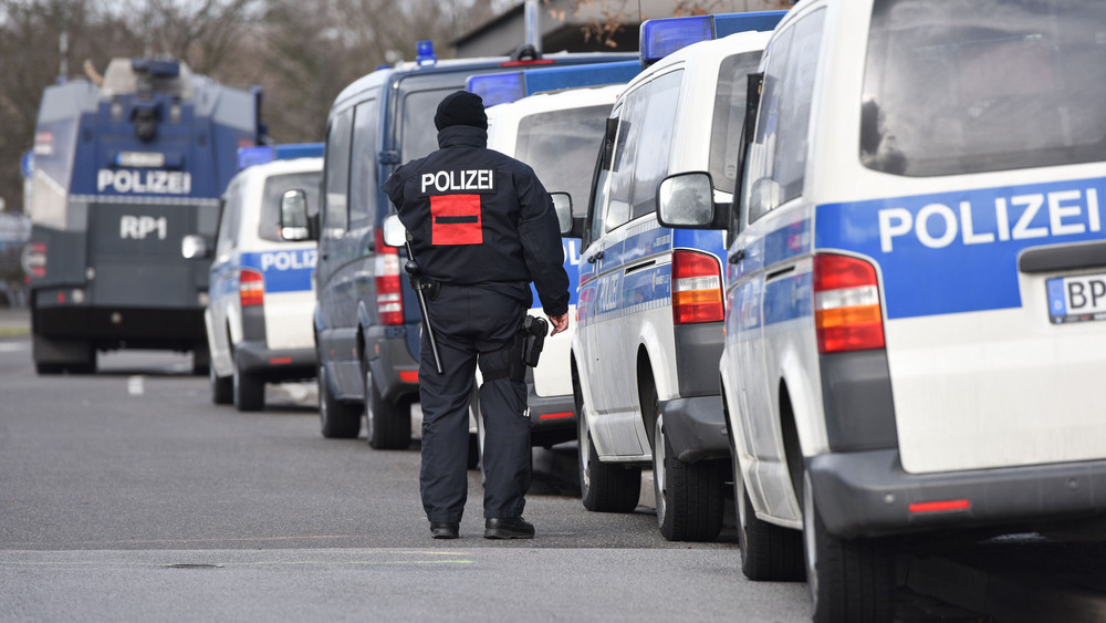 Ein Polizist steht in Ludwigshafen (Rheinland-Pfalz) vor dem Hauptbahnhof neben Einsatzwagen. (Symbolbild)