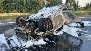 A49 bei Fritzlar: Helfer retten Menschen aus brennendem Auto