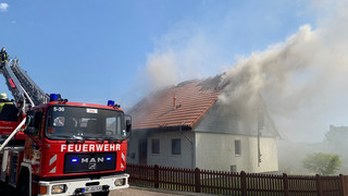 Einfamilienhaus in Gudensberg brannte: Bewohner leicht verletzt