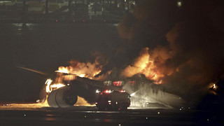 Flugzeug fängt bei Landung am Flughafen in Tokio Feuer