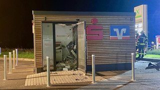 Geldautomat in Neuental gesprengt - Täter sind auf der Flucht