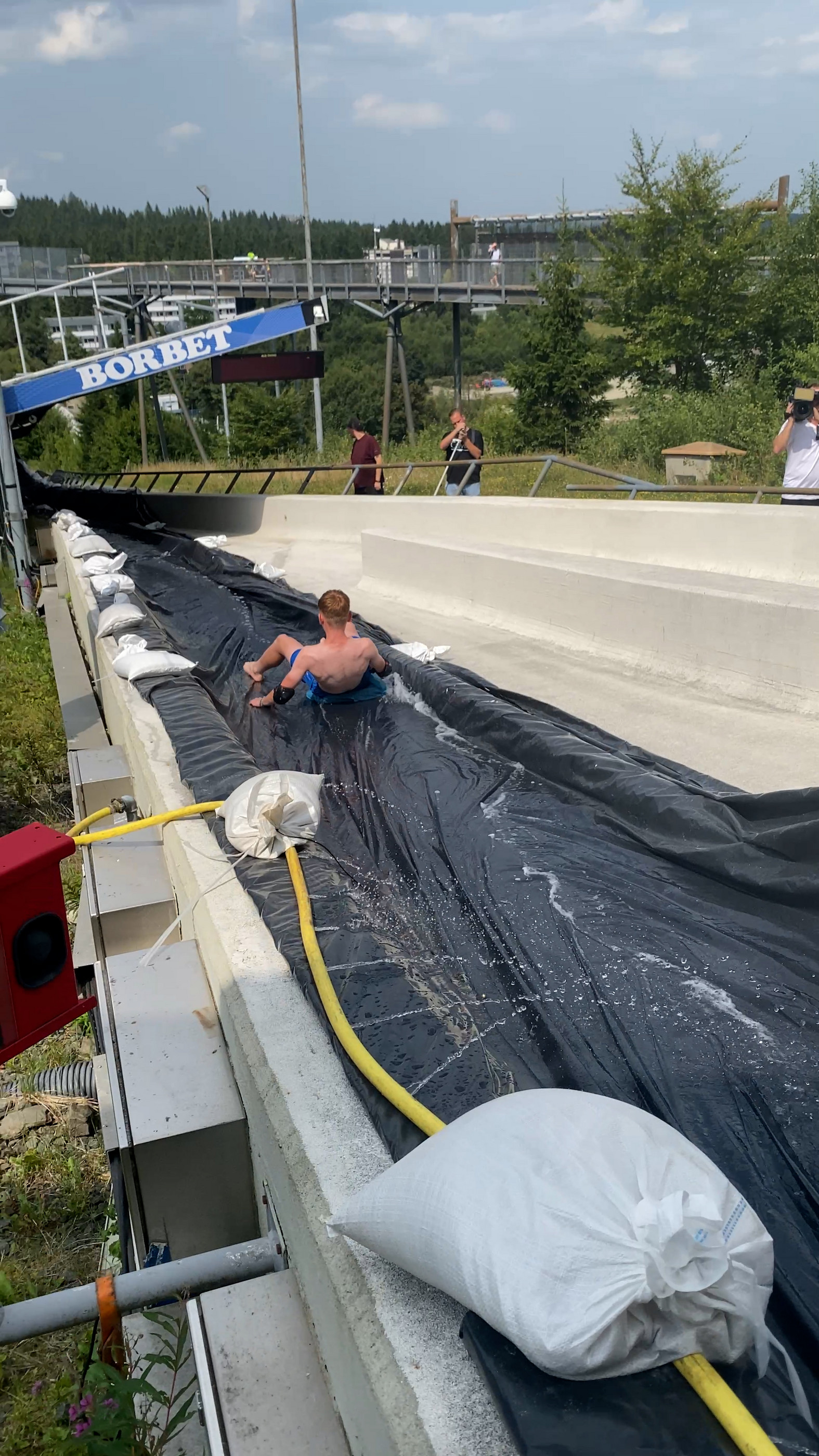 Startgerade der Bobbahn in Winterberg verwandelt sich in Wasserrutsche