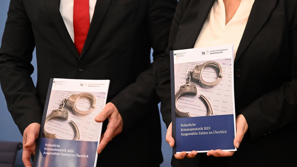Bundesinnenministerin Nancy Faeser (SPD, rechts) und Holger Münch, Präsident des Bundeskriminalamtes (BKA, links), präsentieren die Polizeiliche Kriminalstatistik 2023.