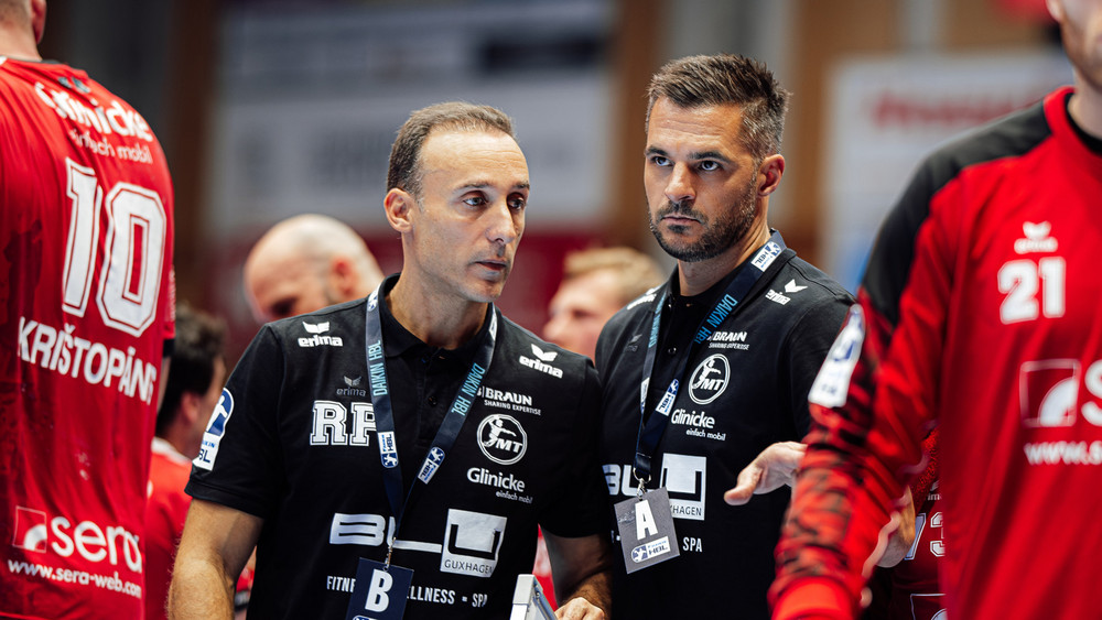 MT-Trainer Parrondo (links) im Gespräch mit Sportchef Allendorf (rechts).