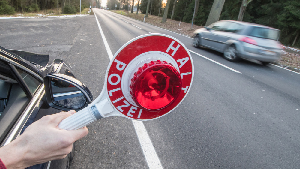 Achtung, Polizeikontrolle! Heute werden in ganz Deutschland verstärkt Auto- und Radfahrer von Polizisten kontrolliert - im Rahmen des bundesweiten Aktionstags der Kampagne «sicher.mobil.leben» zu Verkehrssicherheit.