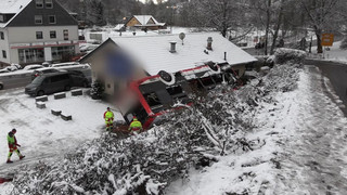Kürten: Linienbus rutscht Böschung runter und prallt in Haus - drei Verletzte
