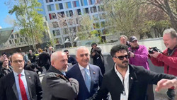 Schah-Sohn in Berlin: Rote Flüssigkeit auf Pahlavi gespritzt