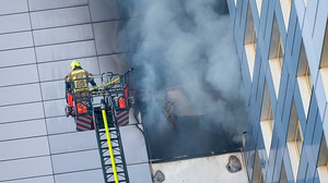 Video der Rettung geht viral: Feuerwehr-Leiter zu kurz - Frau springt in Berlin aus 11. Stock