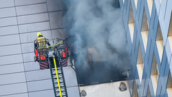 Video der Rettung geht viral: Feuerwehr-Leiter zu kurz - Frau springt in Berlin aus 11. Stock