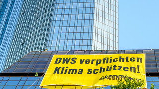 Frankfurt: Greenpeace Aktivisten machen Protest-Aktion auf Hochhaus