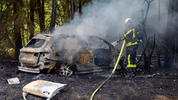 Auto prallt bei Fulda gegen Baum - 78 Jähriger stirbt